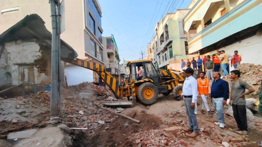 रोषणगेट ते कटकट गेट रस्ता पाडापाडी सुरू  सात रस्ता बाधित मालमत्ता पाडल्या
