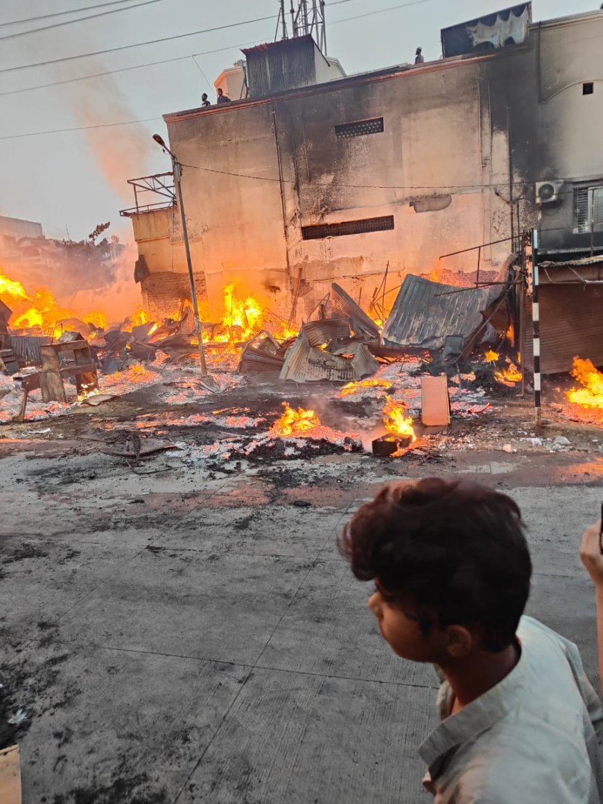 औरंगाबाद आजाद चौक येथे भीषण आग १७ फर्निचर दुकाने जळून खाक, करोडोंचे नुकसान